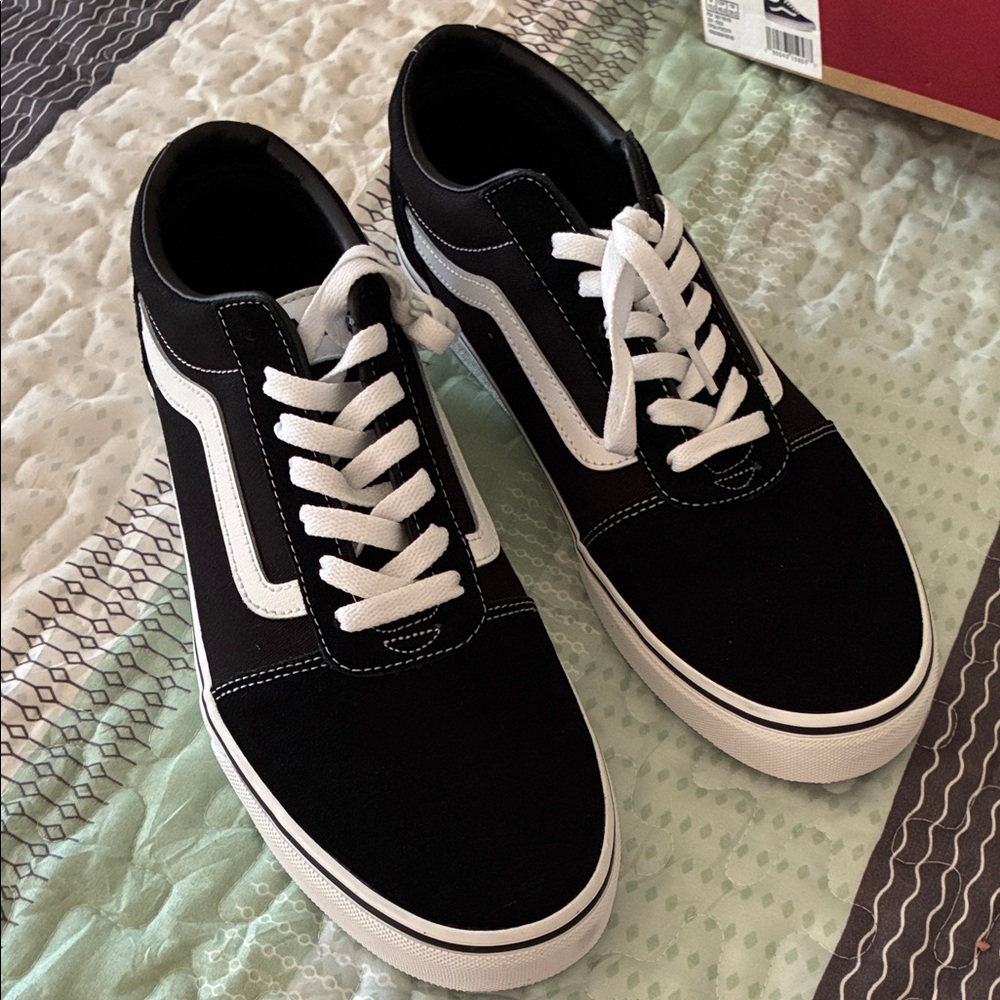 Vans Men's Classic Black and White Old School Sneakers (Ward) never worn